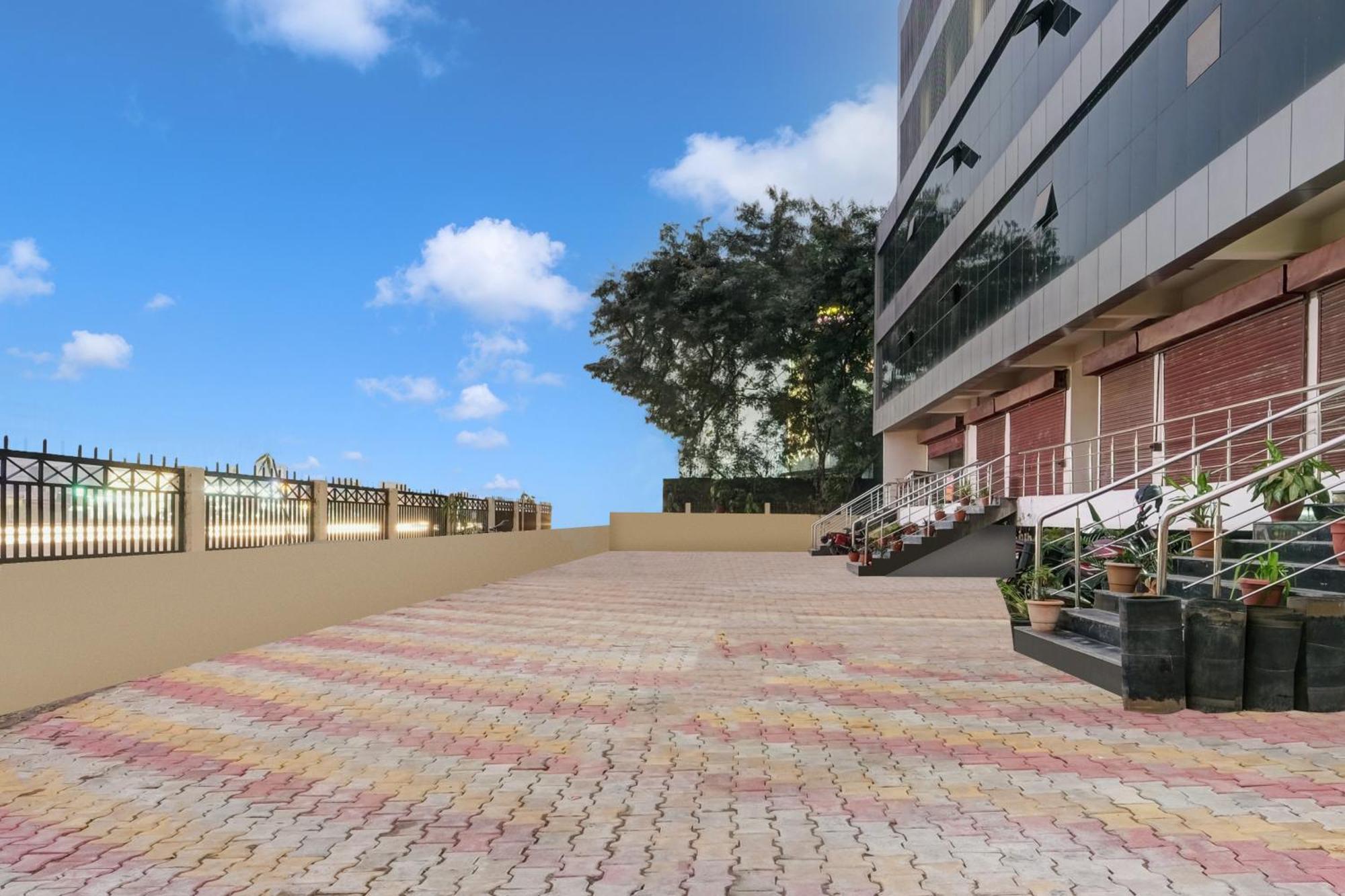 Townhouse Oak Sarusajai Stadium Dispur Exteriör bild